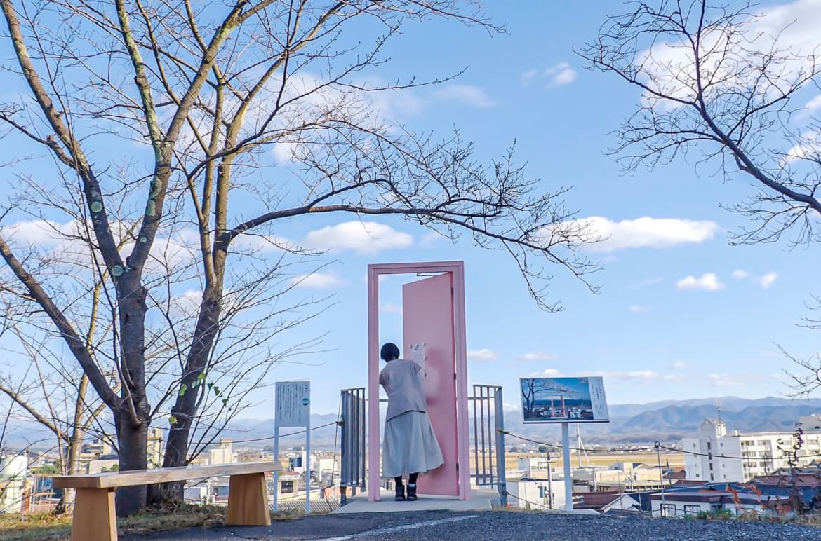 袴であらた坂を観光している様子