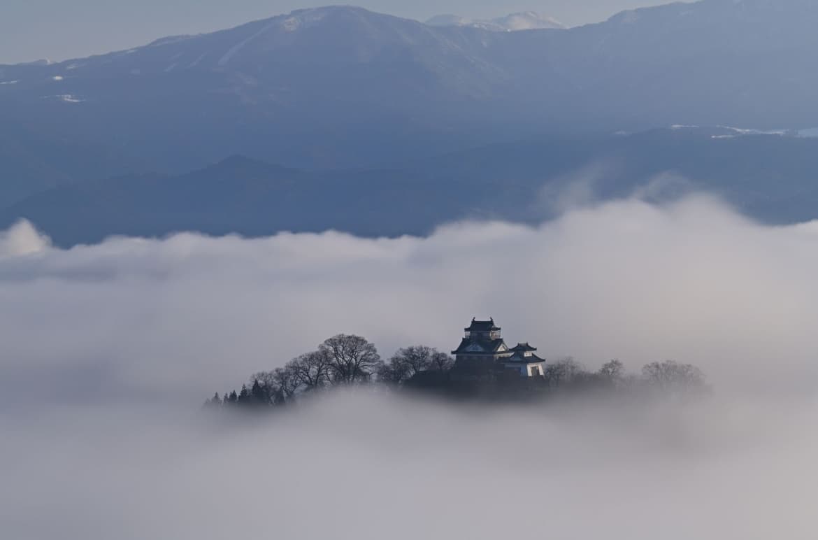 雲海の中に現れる天空の城 越前大野城